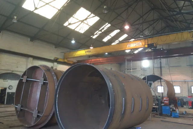 Large-diameter steel cylinders formed on the plate rolls